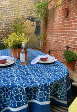 Ladda upp bild till gallerivisning, Bordsduk Paradise Blue (Handtryckt)