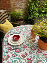 Ladda upp bild till gallerivisning, Bordsduk Paradise Rosa (Handtryckt)