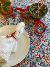 Ladda upp bild till gallerivisning, Bordsduk Red Paisley(Handtryckt)
