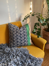 Ladda upp bild till gallerivisning, Vintage Kantha Kuddfodral (One-of-a kind)