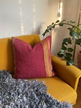 Ladda upp bild till gallerivisning, Vintage Kantha Kuddfodral (One-of-a kind)