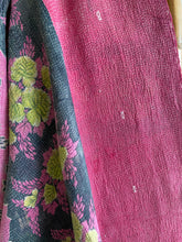 Ladda upp bild till gallerivisning, Vintage kantha  Saaripläd / överkast
