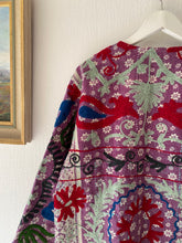 Ladda upp bild till gallerivisning, Vintage kantha Suzani jacka M/L
