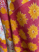 Ladda upp bild till gallerivisning, Vintage kantha  Saaripläd / överkast
