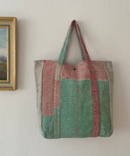 Ladda upp bild till gallerivisning, Vintage kantha väska
