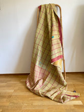 Ladda upp bild till gallerivisning, Vintage kantha  Saaripläd / överkast
