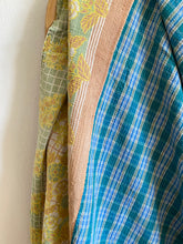 Ladda upp bild till gallerivisning, Vintage kantha  Saaripläd / överkast
