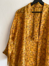 Ladda upp bild till gallerivisning, Sidenkimono ( One of a kind )
