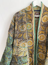 Ladda upp bild till gallerivisning, Vintage kantha jacka ( One-of a - Kind)

