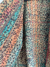 Ladda upp bild till gallerivisning, Vintage kantha jacka ( One-of a - Kind)
