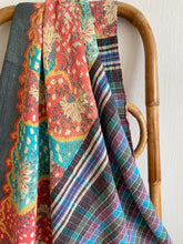 Ladda upp bild till gallerivisning, Vintage kantha  Saaripläd / överkast
