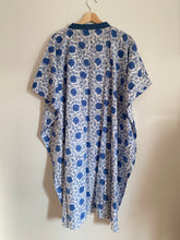 Ladda upp bild till gallerivisning, Kaftanklänning (Handtryckt bomull)
