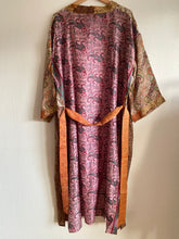 Ladda upp bild till gallerivisning, Sidenkimono ( One-of a-kind )
