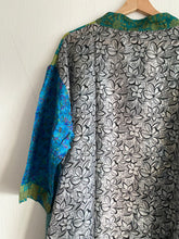 Ladda upp bild till gallerivisning, Sidenkimono ( One-of a-kind )
