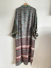 Ladda upp bild till gallerivisning, Sidenkimono ( One-of a-kind )
