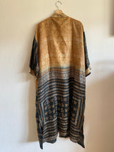 Ladda upp bild till gallerivisning, Sidenkimono ( One-of a-kind )
