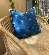 Ladda upp bild till gallerivisning, Kuddfodral Indigo  (Handtryckt)
